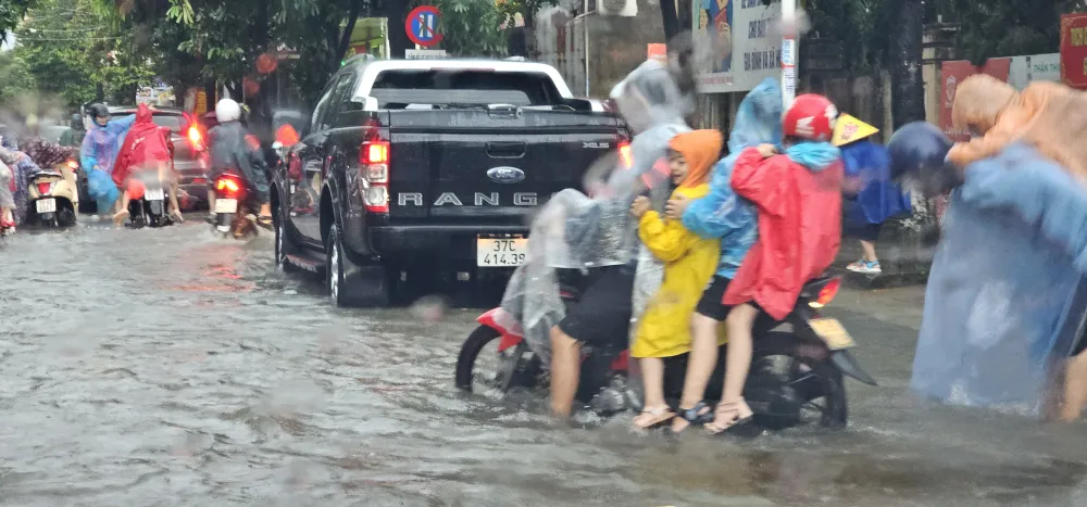 Phụ huynh vất vả đưa con về Phụ huynh vất vả đưa con về