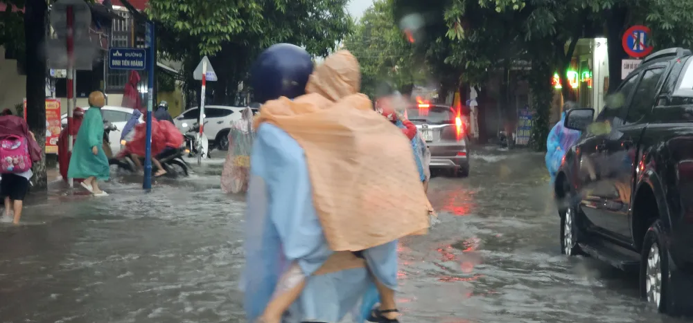 Cõng con vượt nước Cõng con vượt nước