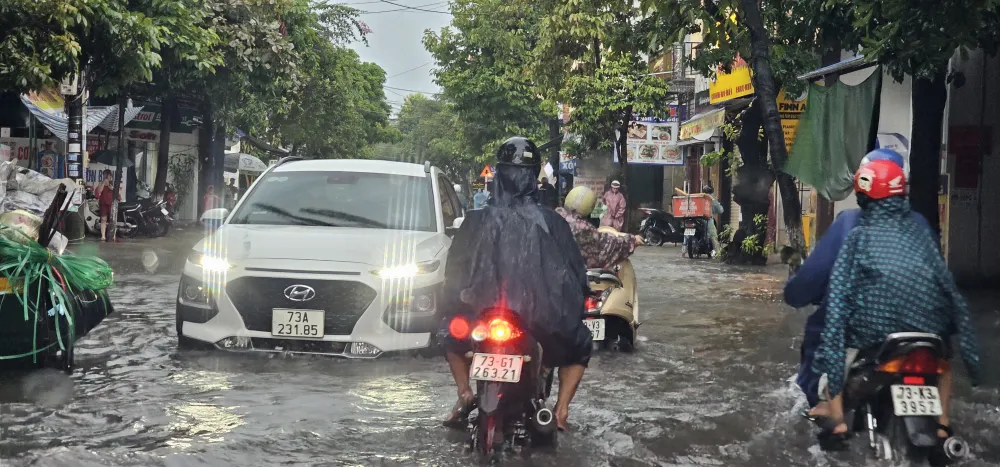 Mưa lớn kéo dài hàng giờ khiến nhiều tuyến được bị ngập Mưa lớn kéo dài hàng giờ khiến nhiều tuyến được bị ngập