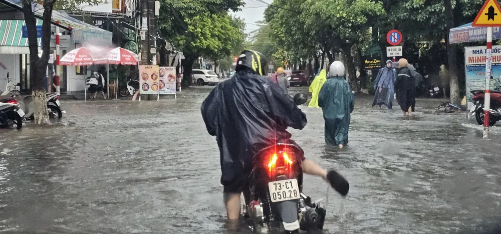 Người dân vật lộn với ngập bất ngờ Người dân vật lộn với ngập bất ngờ