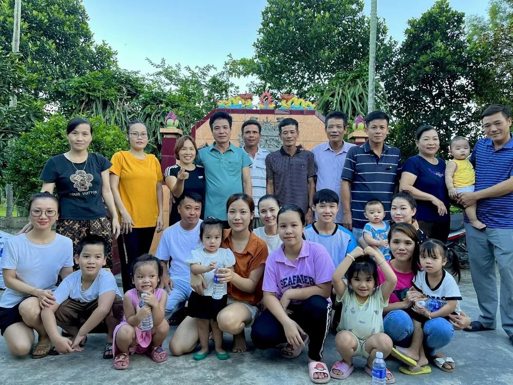 Ông Phong chụp ảnh với đại gia đình sau gần 40 năm xa cách Ông Phong chụp ảnh với đại gia đình sau gần 40 năm xa cách