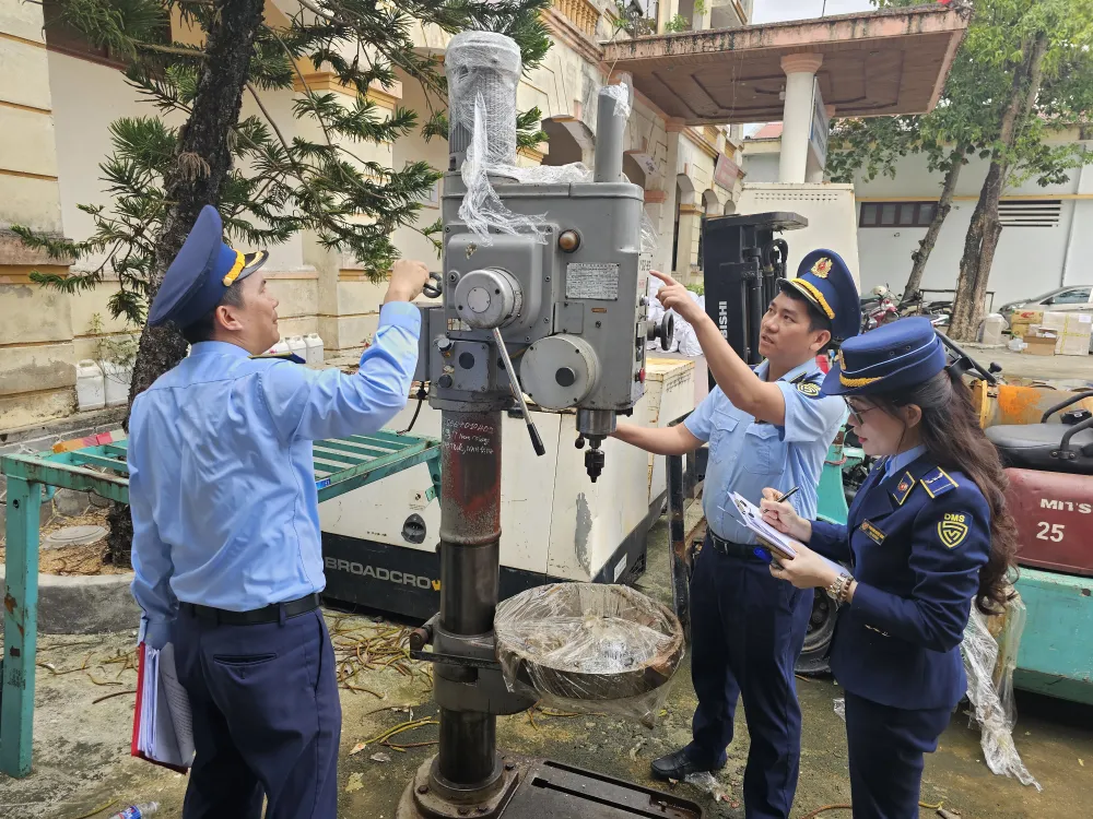 Hàng hóa máy móc bị thu giữ Hàng hóa máy móc bị thu giữ