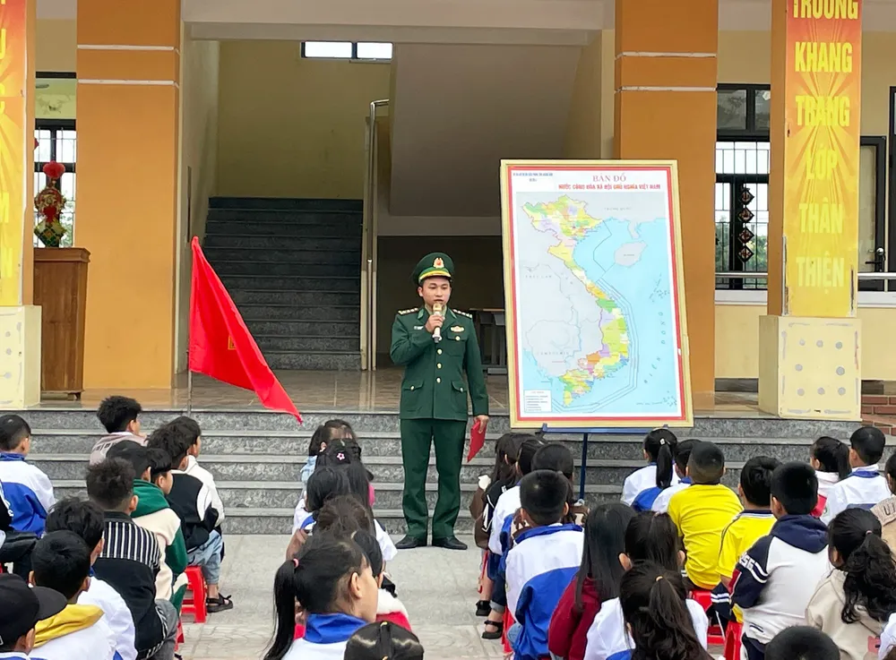 Cán bộ Đoàn viên Hải đội 2 tuyên truyền Luật Biên phòng, Luật Biển Việt Nam cho cán bộ giáo viên, học sinh Trường Tiểu học số 2 Thanh Trạch (huyện Bố Trạch) 1000026725-1576.jpg