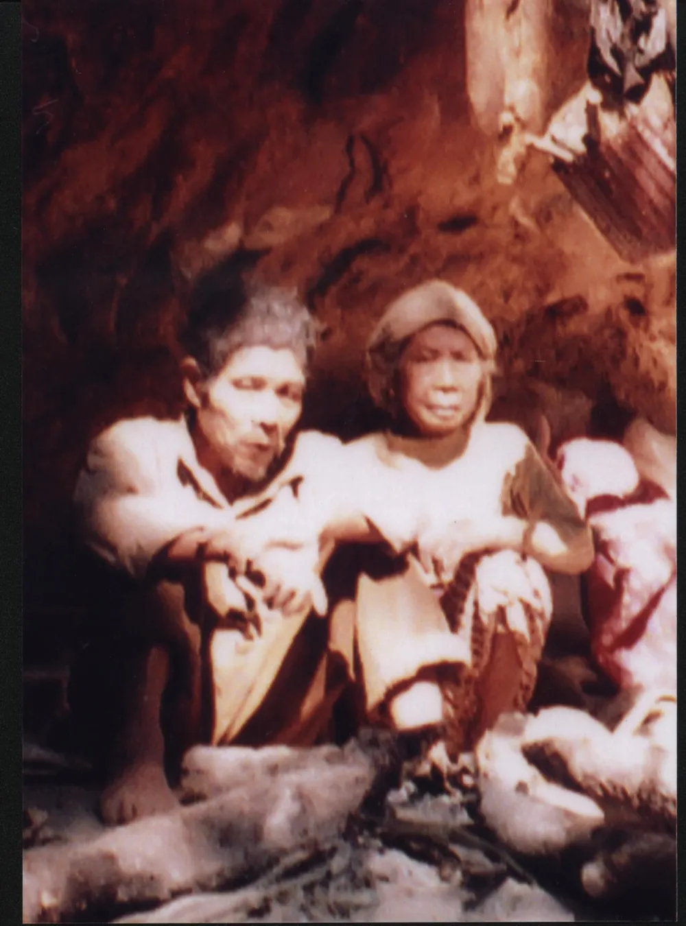 Ông bà Cao Chơn trong một hang đá Nhung cach 1.jpg