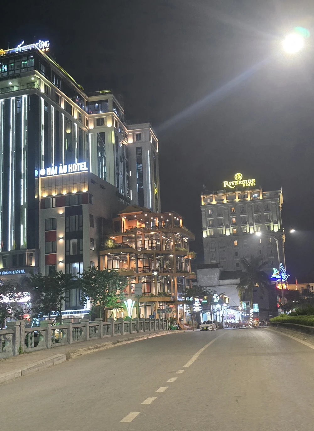 Một góc đường phố Đồng Hới 1000027996.jpg