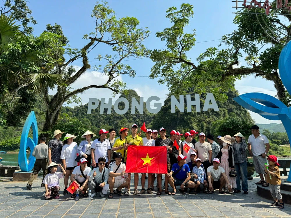 Mùa nghỉ lễ du khách đến Phong Nha 1000058590.jpg
