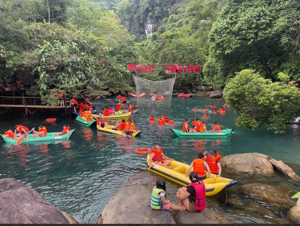 Du khách du chơi suối nước Moọc 1000058594.jpg