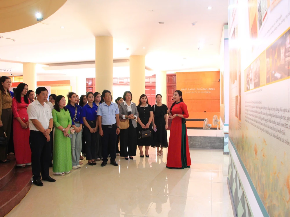 Các đại biểu nghe thuyết minh 1000058844.jpg