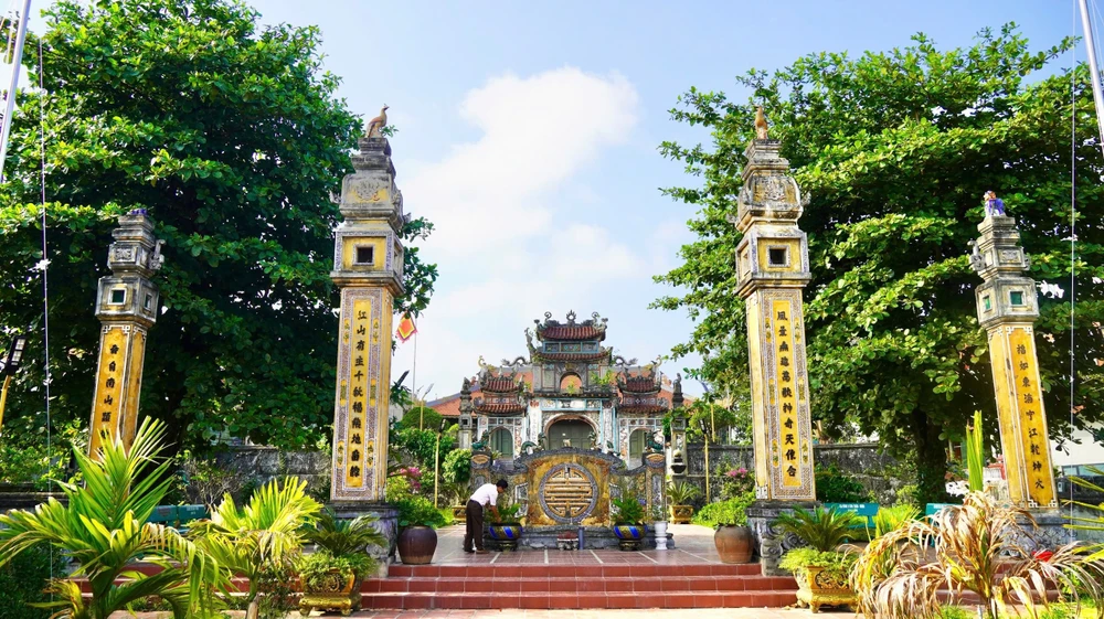 Cổng vào đình làng Lý Hòa 1000024917.jpg