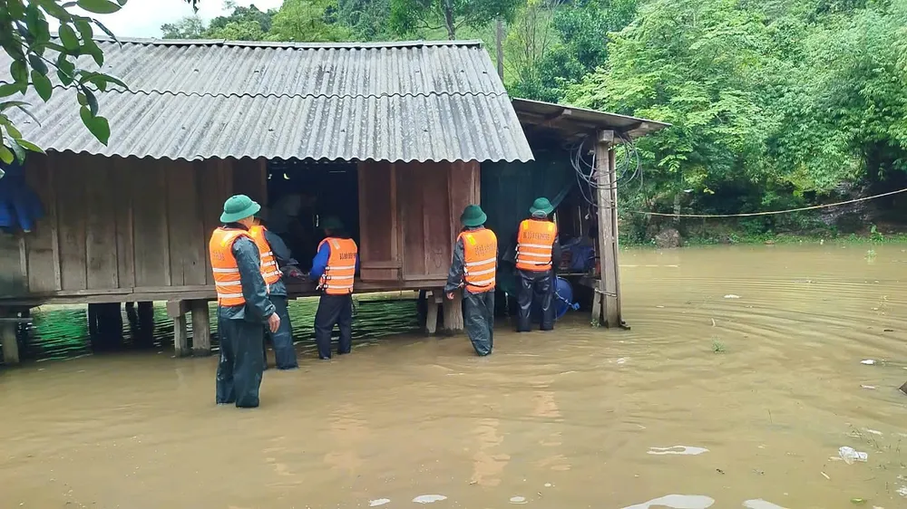 Bộ đội biên phòng di dời dân bản Mít 1000025422.jpg