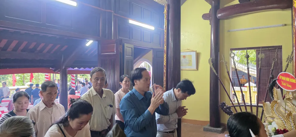 Con cháu dòng họ Nguyễn Hữu xã Vạn Ninh dâng hương 1000025467.jpg