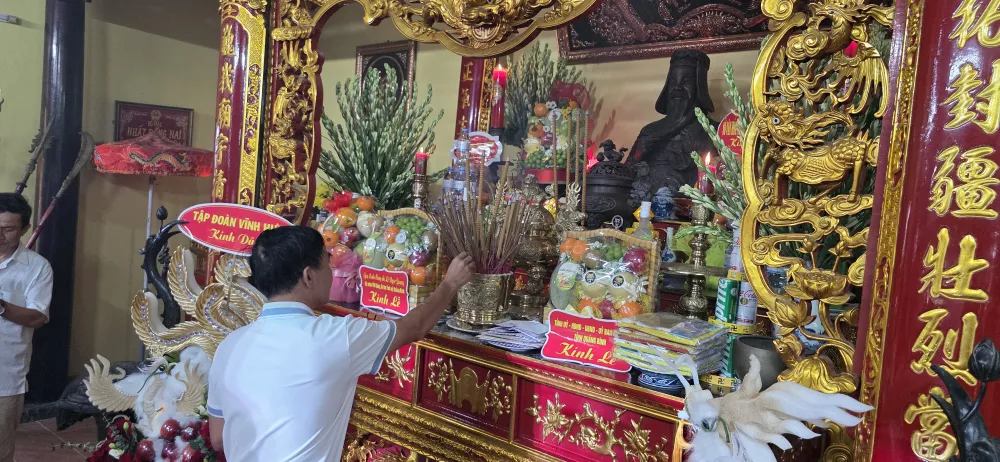 Dâng hương lên đức ông Nguyễn Hữu Cảnh 1000025478.jpg