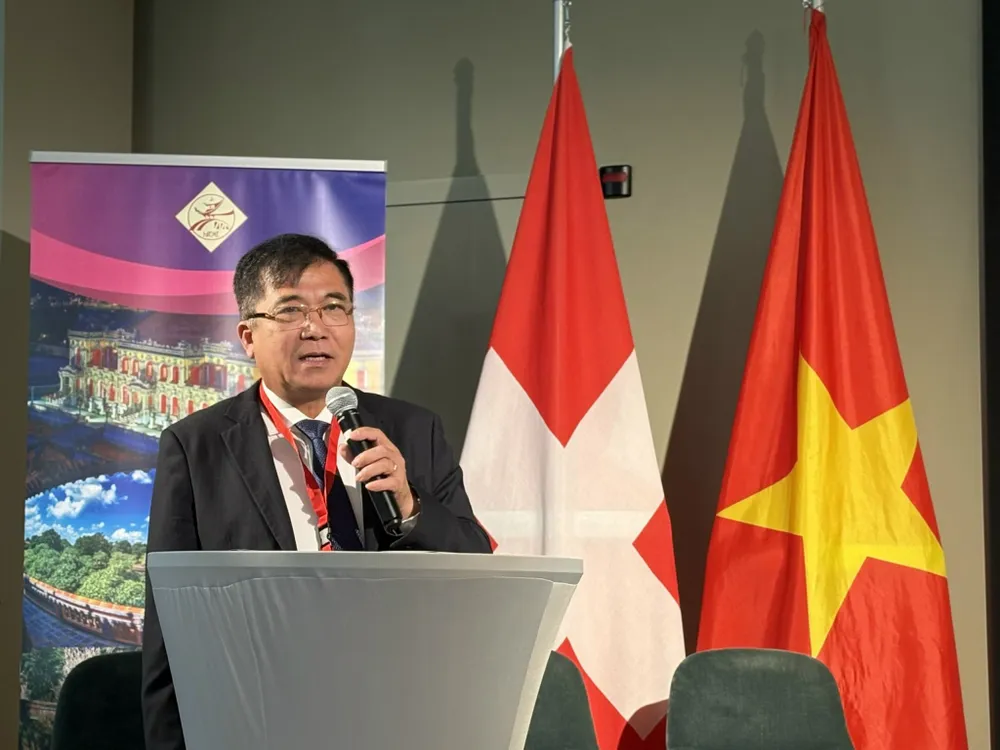 Phó Chủ tịch Thường trực UBND tỉnh Quảng Bình Đoàn Ngọc Lâm giới thiệu tiềm năng, lợi thế, định hướng phát triển xanh, phát triển bền vững của Quảng Bình tại Thụy Sĩ 1000059129.jpg