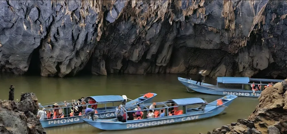 Nước tạo ra vách hang Phong Nha kỳ vĩ 1000059255.jpg