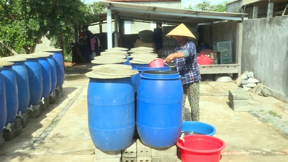 Nước mắm Hàm Hương ngày nay ủ chượp trong thùng lớn 1000025603.jpg