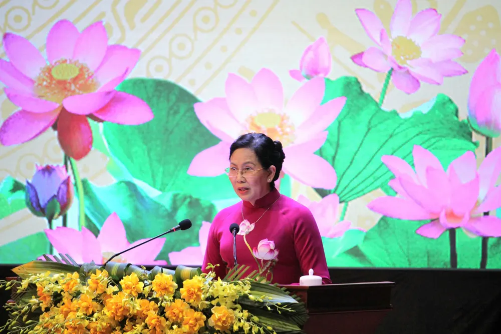 Bà Lê Thị Thủy công bố các nghị quyết, quyết định của Trung ương. Ảnh: MINH PHONG 1000025694.jpg