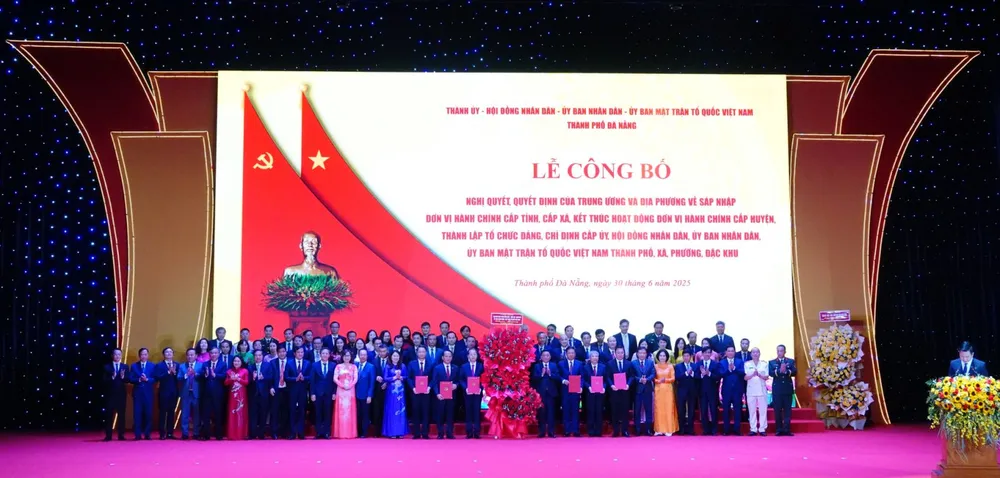 Đại diện các xã, phường, đặc khu nhận quyết định thành lập ở Đà Nẵng. Ảnh: XUÂN QUỲNH 1000059398.jpg