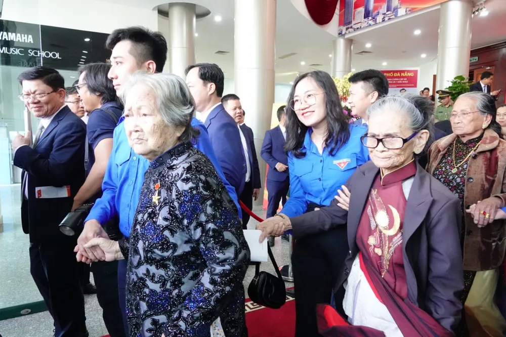Buổi lễ có sự tham dự các đồng chí lão thành cách mạng, các Mẹ Việt Nam anh hùng. Ảnh: XUÂN QUỲNH 1000059402.jpg