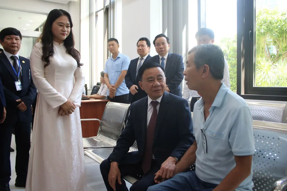 Ủy viên Bộ Chính trị, Thường trực Ban Bí thư Trung ương Đảng Trần Cẩm Tú ân hỏi hỏi người dân chờ làm thủ tục tại Trung tâm phục vụ hành chính công phường Hải Châu. Ảnh: XUÂN QUỲNH 1000059403.jpg