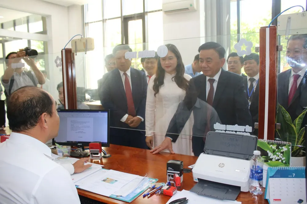 Ủy viên Bộ Chính trị, Thường trực Ban Bí thư Trung ương Đảng Trần Cẩm Tú động viên cán bộ đang làm nhiệm vụ tại Trung tâm phục vụ hành chính công phường Hải Châu. Ảnh: XUÂN QUỲNH 1000059406.jpg