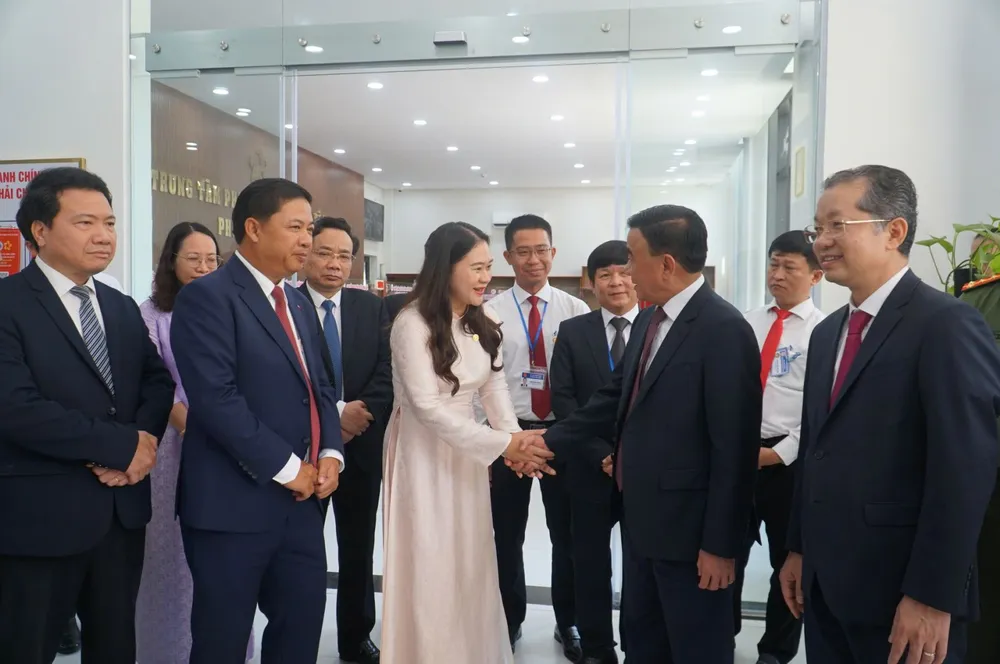 Đồng chí Trần Cẩm Tú, Ủy viên Bộ Chính trị, Thường trực Ban Bí thư Trung ương Đảng bắt tay với các đồng chí thuộc Đảng bộ phường Hải Châu. Ảnh: XUÂN QUỲNH 1000059408.jpg