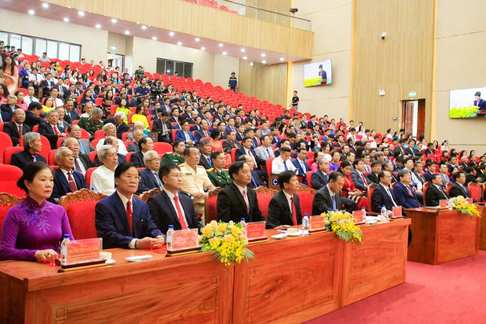 Quang Cảnh Lễ Công bố các Nghị quyết, Quyết định của Trung ương và địa phương về sáp nhập tỉnh Quảng Ngãi mới. Ảnh: NGUYỄN TRANG 1000059412.jpg