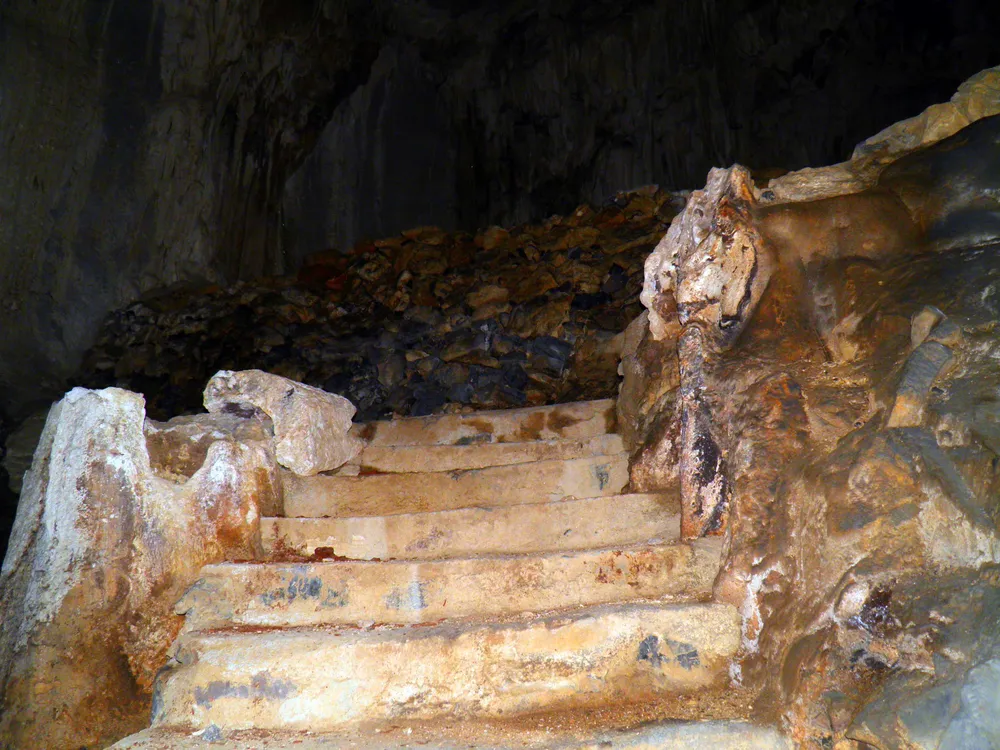 Lối lên tầng năm 1000059538.jpg