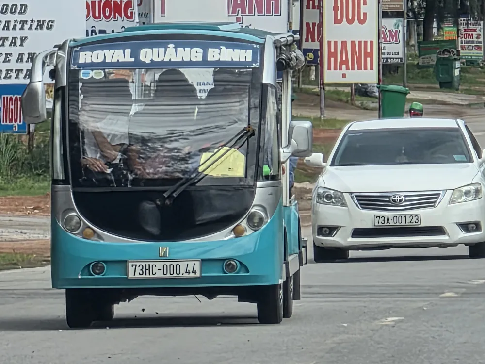 Các quy định mới hiện cấm xe điện chạy ra phố do không đảm bảo an toàn, không có đai bảo hiểm, tiềm ẩn nhiều nguy cơ 1000025788.jpg