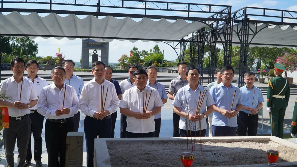 Phó Thủ tướng Nguyễn Chí Dũng và đoàn công tác dâng hương tại nghĩa trang Quốc gia Trường Sơn 1000059567.jpg