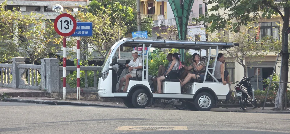 Mặc dù hết chạy thử nghiệm, chờ các đánh giá, quy định mới nhưng xe điện chở khách vẫn chạy bạt mạng ở Đồng Hới 1000025871.jpg