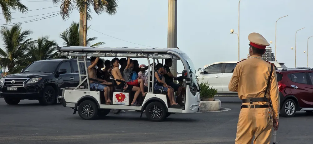 Trước mắt, lực lượng công an tuyên truyền, sau đó nếu còn vi phạm, các xe điện sẽ bị xử lý hành chính 1000025908.jpg