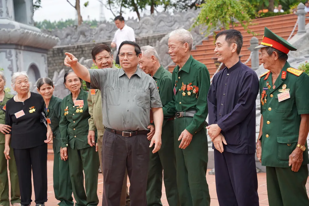 Thủ tướng Phạm Minh Chính trò chuyện với các cựu TNXP 1000060092.jpg