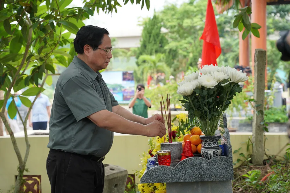 Thủ tướng Chính phủ Phạm Minh Chính dâng hương tại khu vực Bến phà II Long Đại 1000060093.jpg