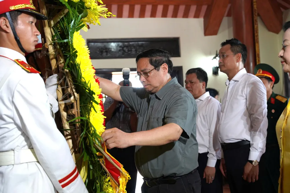 Thủ tướng Phạm Minh Chính thực hiện nghi lễ dâng hoa, dâng hương tại Đền thờ liệt sĩ bến phà Long Đại 1000060094.jpg