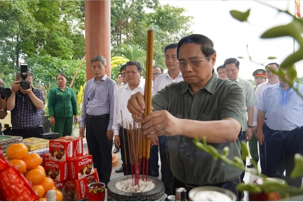 Thủ tướng Phạm Minh Chính dâng hương tại nhà bia tưởng niệm bến phà Long Đại 2 1000060097.jpg