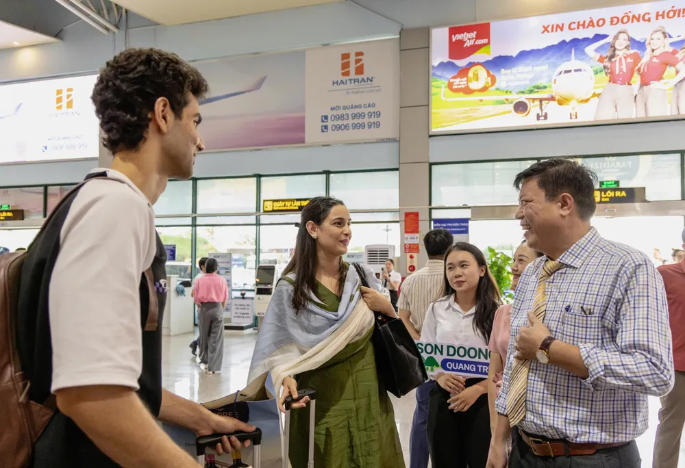 Phó Giám đốc Sở VH-TT-DL tỉnh Quảng Trị (bìa phải) chào đón đoàn làm phim tại sân bay Đồng Hới 1000026380.jpg