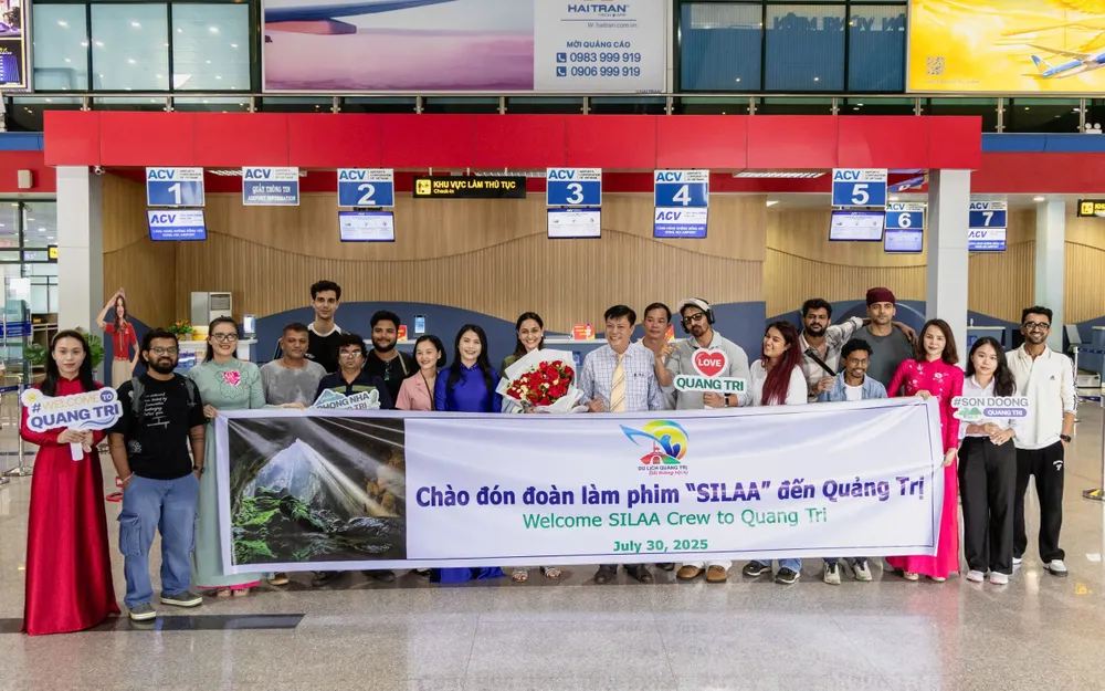 Đoàn làm phim chụp ảnh với người hâm mộ địa phương 1000026381.jpg