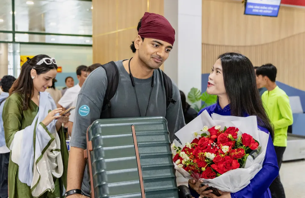 Người hâm mộ tặng hoa đại diện đoàn làm phim 1000026383.jpg