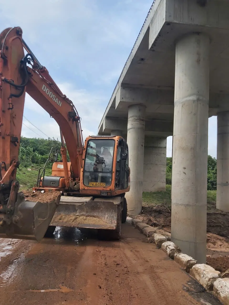 Tiếp tục thi công xong cầu vượt lũ đi vào Lìa 1000026392.jpg