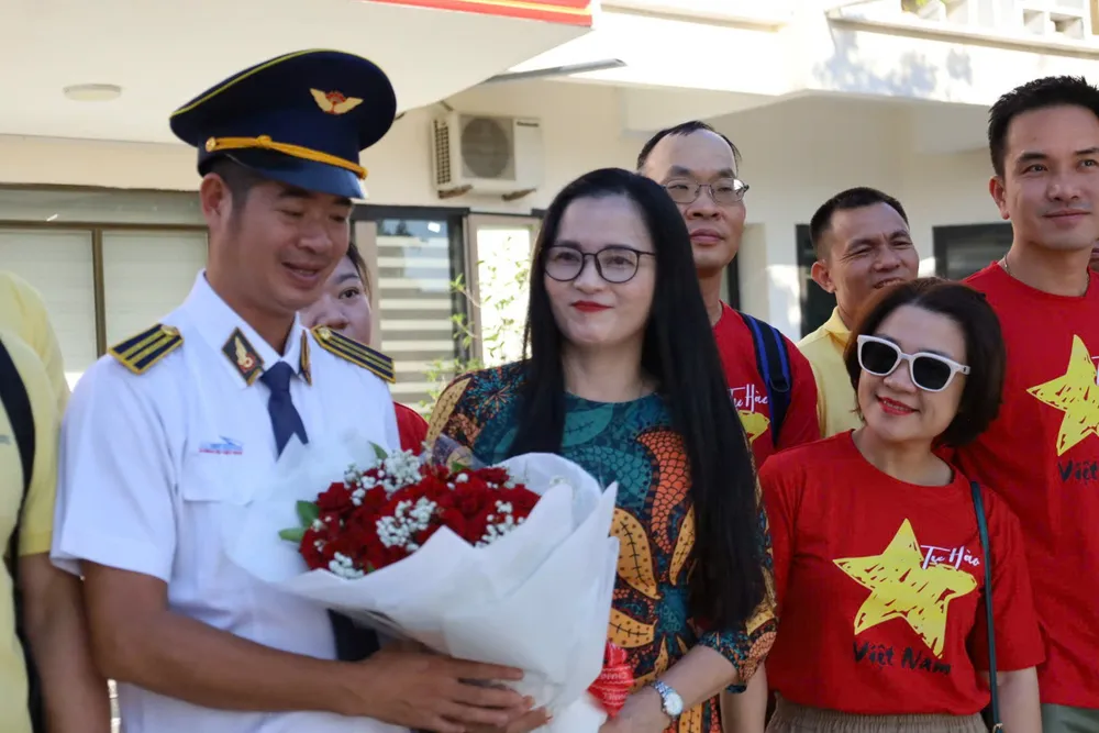 Tặng hoa đến lái tàu 1000026545.jpg