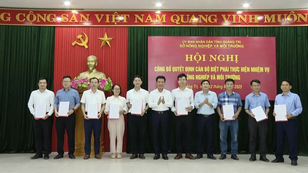 Các cán bộ nhận quyết định tăng cường về xã 1000026573.jpg