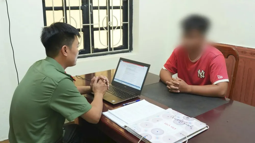 Cơ quan công an khai thác nóng đối tượng ra đầu thú 1000026578.jpg