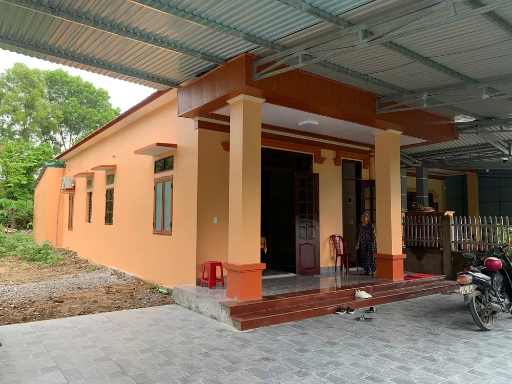 Nhiều căn nhà được dựng lên trước mùa mưa bão 1000026655.jpg