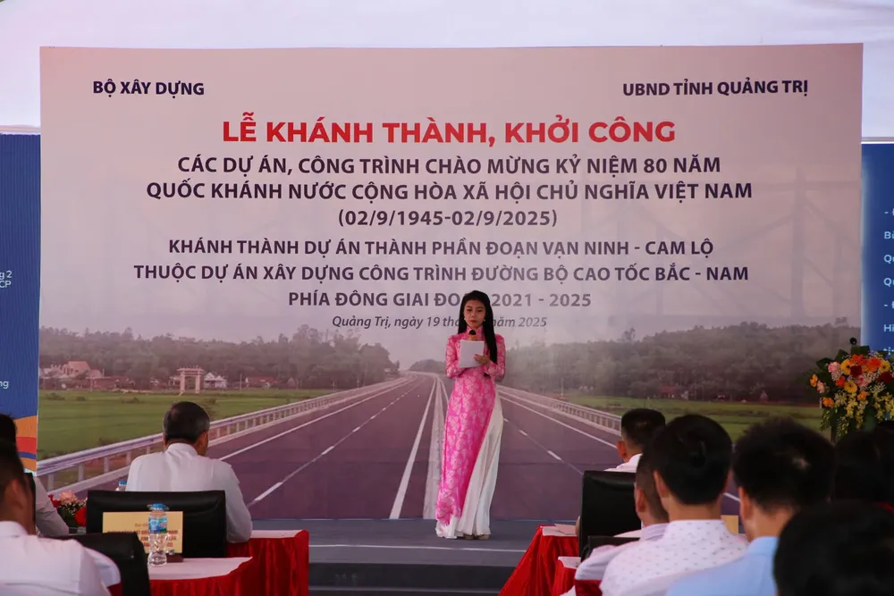 Quang cảnh buổi lễ 1000060463.jpg