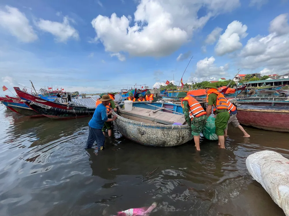 Đồn Roòn đưa thuyền thúng vào âu trú bão 1000026847.jpg