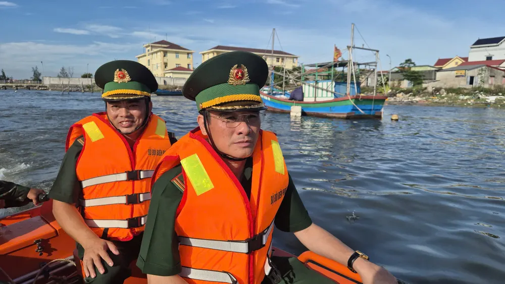 Đại tá Hồ Thanh Sơn, Phó Chỉ huy trưởng Ban Chỉ huy BĐBP tỉnh Quảng Trị kiểm tra các phương tiện tàu thuyền tại âu thuyền Bắc Trạch 1000026857.jpg