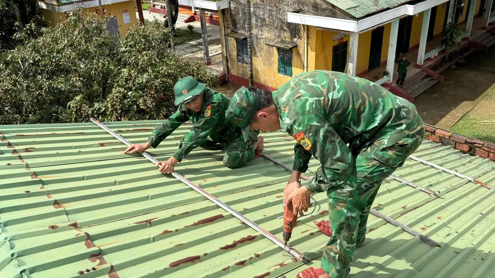 Đồn Biên phòng Ba Nang gia cố mái che doanh trại 1000026858.jpg