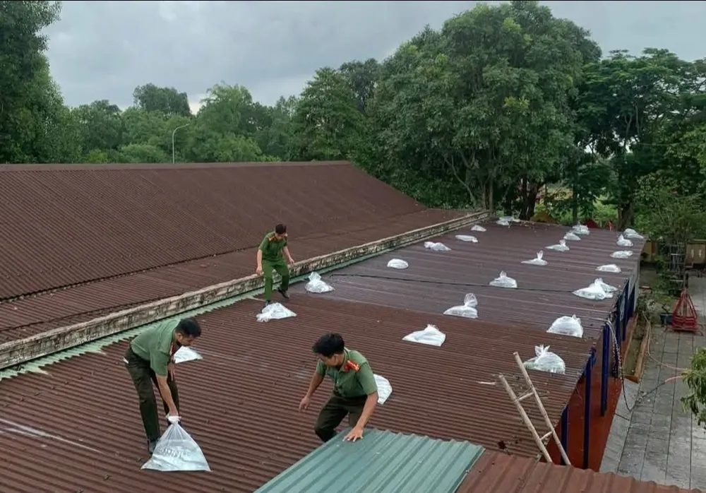 Công an xã Diên Sanh chống tôn bay mái 1000026881.jpg