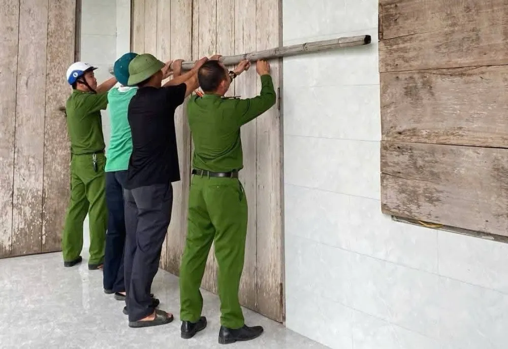 Công an xã Sen Ngư giúp dân bảo vệ tài sản trước bão 1000026883.jpg