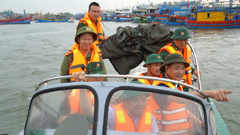 Ông Lê Ngọc Quang, Bí thư Tỉnh ủy Quảng Trị (hàng đầu, bìa phải), thị sát khu vực tàu trú bão khu neo đậu Nam Cửa Việt 1000026884.jpg